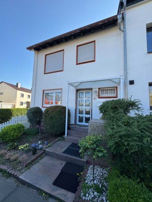 DHH mit großzügigem Garten, Garage und Ausbaupotenzial in Mz-Finthen