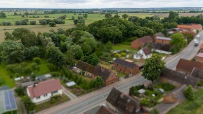 Zweiseitenhof - Sanierungsbedürftiges Backsteinensemble mit großzügigem Nebengelass +++