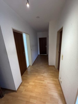 Zentral gelegene EG 2-Zimmer-Wohnung mit Balkon, Keller & Tiefgarage in Troisdorf