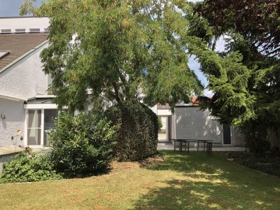 Luxuriös wohnen wie im eigenen Haus mit großem Garten und großer Terrasse in ruhiger Lage