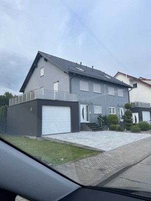 Exklusives Einfamilienhaus (Doppelhaushälfte) mit Einliegerwohnung u. mit 6 Zimmern in Nufringen