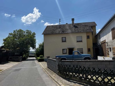 Renoviertes Zweifamilienhaus mit großem Nebengebäude und Mieteinnahme