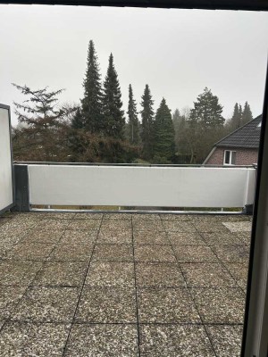 Geschmackvolle und geräumige Wohnung mit drei Zimmern sowie Balkon und EBK in Hamburg