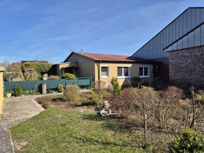 EFH mit 1318 m² großen Grundstück in zentraler Lage, 3 Garagen