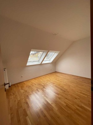 Stilvolle, lichtdurchflutete Dachgeschosswohnung