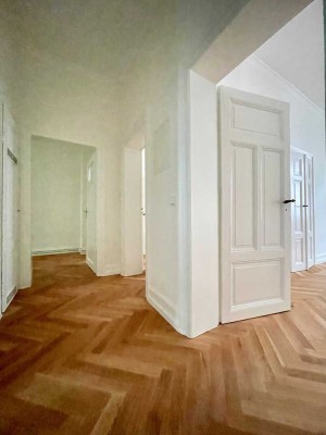 PROVISIONSFREI � Traumhaft renovierte Altbau-Wohnung mit Sonnenbalkon und Eiche-Parkett