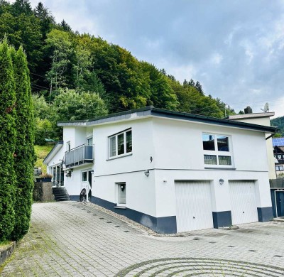 Freistehendes Einfamilienhaus mit Einliegerwohnung am Waldrand mit großzügigem Garten