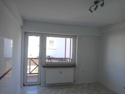 Helle 2-ZKB mit Balkon in verkehrsgünstiger Lage