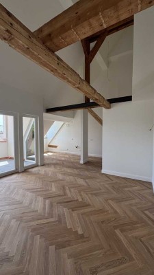 WOHNEN IM PARK: Exklusive 3-Zimmer-Dachgeschosswohnung in kernsaniertem, denkmalgeschütztem Altbau