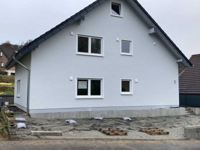 Neubau mit Terasse: Stilvolle 3-Zimmer-EG-Wohnung mit gehobener Innenausstattung in Lindlar