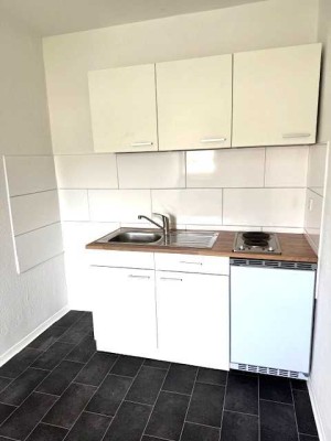 * FÜR SPORTLICHE * 4. Etage OHNE AUFZUG * EBK 250 EUR * FÜR 1 PERSON * nähe STADTPARK
