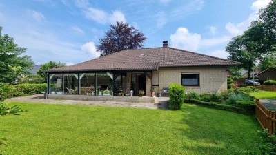 Freistehender Walmdachbungalow auf großem Grundstück mit Wintergarten in bester Wohnlage