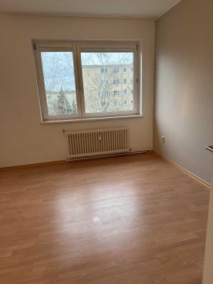 Berlin-Spandau (Staaken) schöne 2-Zimmerwohnung mit Balkon, Einbauküche und Wannenbad