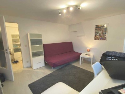 Ruhiges, helles, möbliertes 1-Zimmer-Appartement im Souterrain, Lövenich