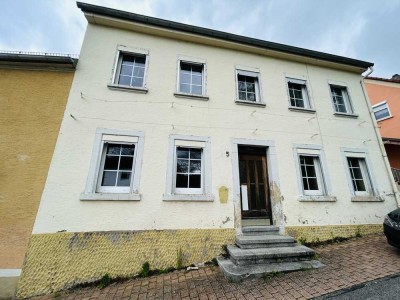 Freistehendes sanierungsbedürftiges Einfamilienhaus mit Garage und Garten