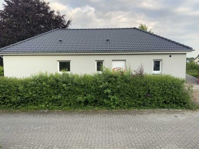 Attraktiver Neubau Bungalow zum Erstbezug zur Miete in Hüllhorst / Ahlsen am Fuße des Wiehengebirges
