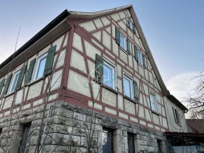 Sanierungsbedürftiges Einfamilienhaus mit zwei Nebengebäuden und großem Grundstück