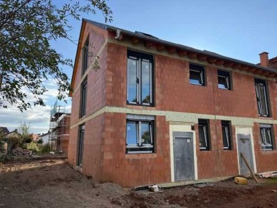 *NEUBAU-ERSTBEZUG *Nagelneue Doppelhaushälfte mit Wohnraumkeller im erweit. ROB