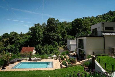 Elevated Living: VILLA MIT SALZWASSERPOOL, AUFZUG &amp; HERRLICHEM AUSBLICK