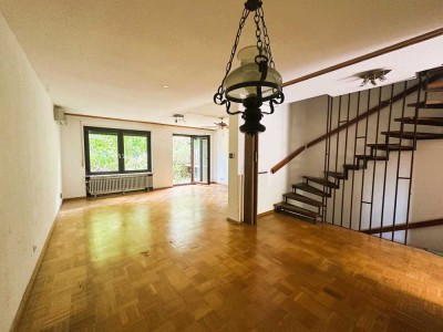 Renovierungsbedürftiges gut geschnittenes Reihenmittelhaus mit kleinem Garten