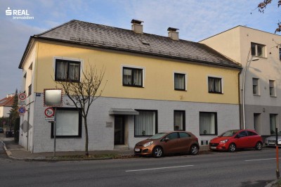 Haus mit großer Wohnung und Geschäft/Büro/Praxis mitten in Amstetten!!!!