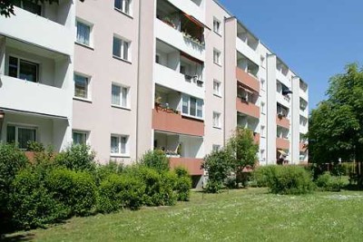 3-Raum-Wohnung mit Badewanne und Balkon