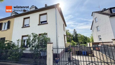 Doppelhaushälfte mit Garten und Hof in zentraler Lage von Walluf