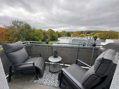 Sanierte 4-Zi.-Dachgeschosswohnung mit Balkon direkt am Schlosspark!
