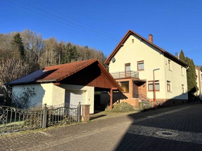 Freistehendes Einfamilienhaus mit großem Gartengrundstück, Garage und Carport in Wiesbach