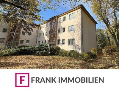 FRANK IMMOBILIEN - Direkt im Rudower Dorfkern! Bezugsfreie 4-Zimmer-Wohnung mit Loggia & Stellplatz!