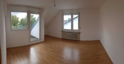 Eschborn Nähe S-Bahn, 2,5 Zi, mit Balkon, energetisch saniert im Dachgeschoss