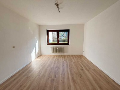 Frisch renovierte 2-Zimmer-Wohnung mit Einbauküche & eigener Terrasse
