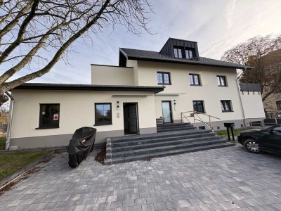 Geräumige, stilvolle 5-Zimmer-Wohnung mit gehobener Innenausstattung, Dachterrasse und Garten