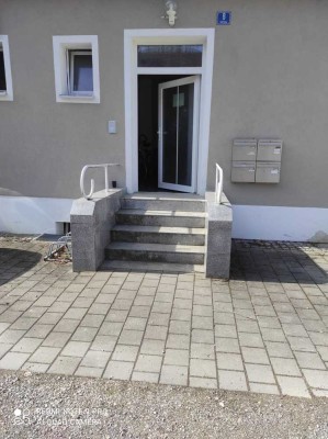 Ansprechende 3,5-Zimmer-Terrassenwohnung mit gehobener Innenausstattung mit Balkon in Weichering