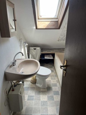 Möblierte, sanierte 2-Raum-DG-Wohnung in Karlsruhe