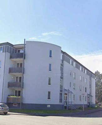 Modernisierte Wohnung mit zwei Zimmern sowie Balkon und Einbauküche in Hildesheim
