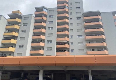 Sehr schöne drei Zimmerwohnung mit überdachten PKW-Stellplatz