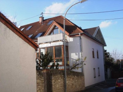 Außergewöhnliche, helle 3,5-Zimmer-Maisonette-Wohnung mit Balkon in Ober-Ingelheim