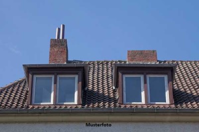 Doppelhaushälfte mit Nebengebäuden