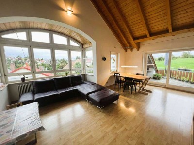Moderne und außergewöhnliche 3,5-Zimmer-DG-Wohnung mit EBK, Carport und Blick ins Grüne
