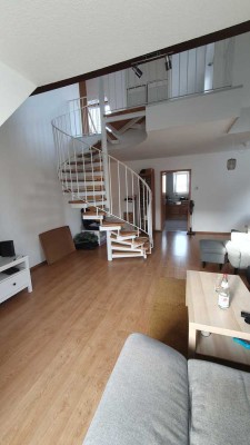 Schöne und gepflegte 2,5-Zimmer-Maisonette-Wohnung mit Loggia und EBK  in Landau