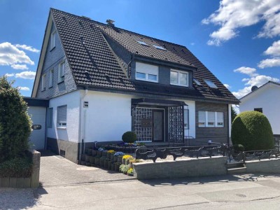 Helle, geräumige 4-Zimmer-Wohnung mit Balkon.