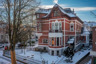 Elegante Dachgeschosswohnung in Jugendstilvilla!