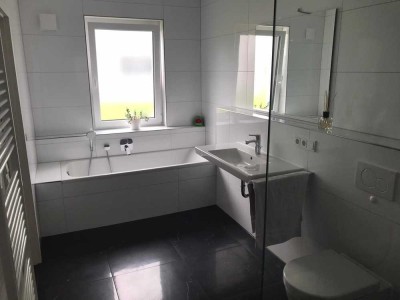 Neuwertige 4-Raum-Wohnung mit Balkon und Einbauküche in Bad