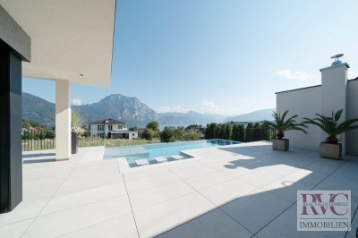 Top moderne, große Villa (BJ2024), mit eigenem Pool, XXL-Terrassen und herrlichem See und Bergblick!