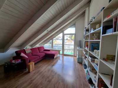 Helle 4-Zimmer Dachgeschoss-Wohnung mit Balkon im 3. OG in Pliezhausen-Dörnach