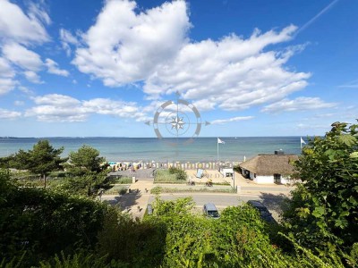 Scharbeutz pur: Am Hang. Komfortable Wohnung mit Balkon direkt am Strand und seitlichem Meerblick.