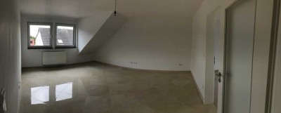 Attraktive und neuwertige 4-Raum-Dachgeschosswohnung mit geh. Innenausstattung mit Balkon