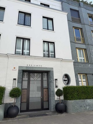Repräsentative Etagenwohnung von Ralf Schmitz mit hochwertigen Einbauelementen