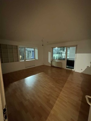 Schöne und gepflegte 4-Zimmer-Wohnung / Büroräume + Balkon in Saarbruecken direkt in Citylage